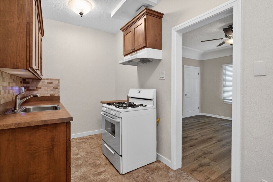 Building Photo - 1324 N Peterson Ave