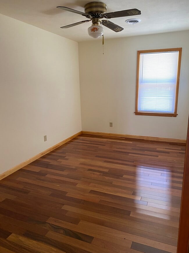 Building Photo - 127 Hogan St