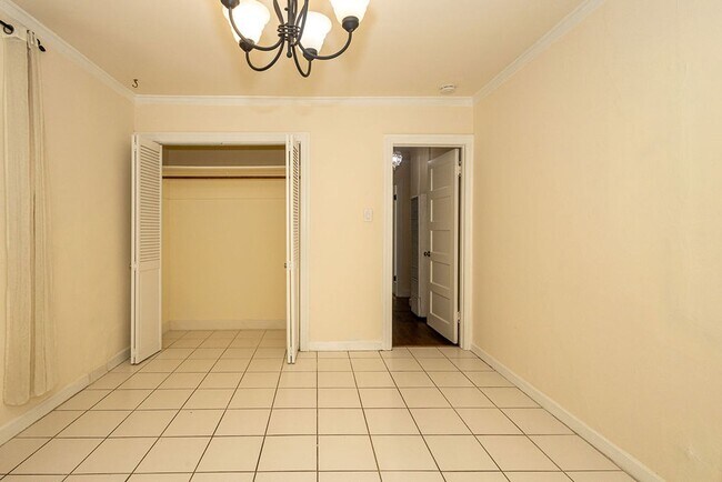 Building Photo - Warm & Welcoming Home Near Melrose with Room to Live, Work & Create