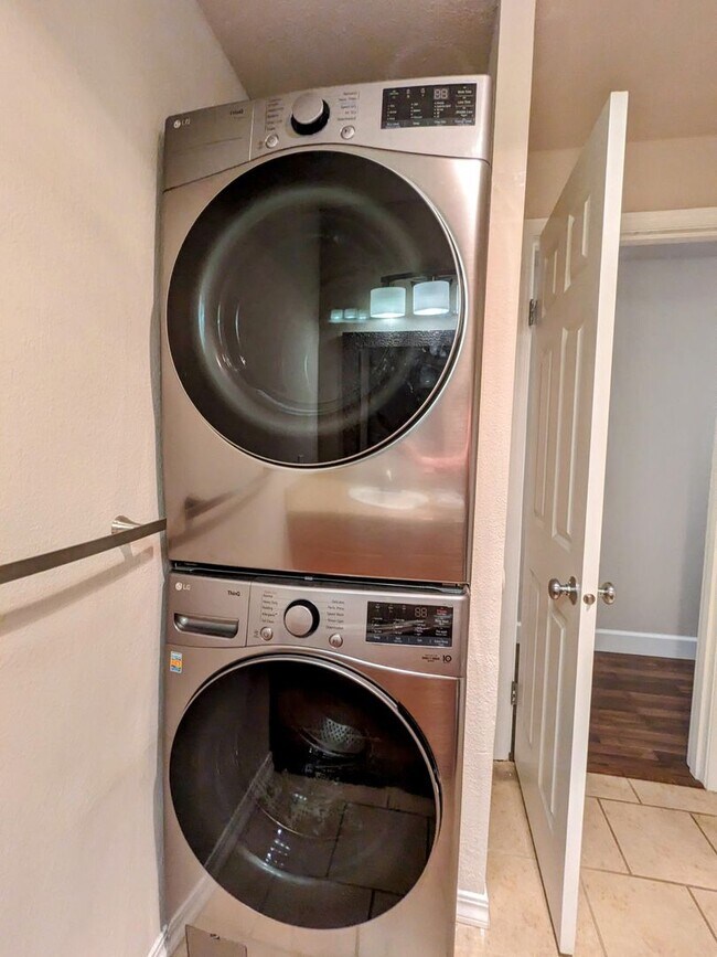 Building Photo - $500 Move In Special!!!!