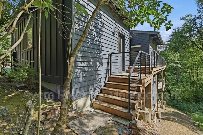 Building Photo - 227 NW Seblar Dr