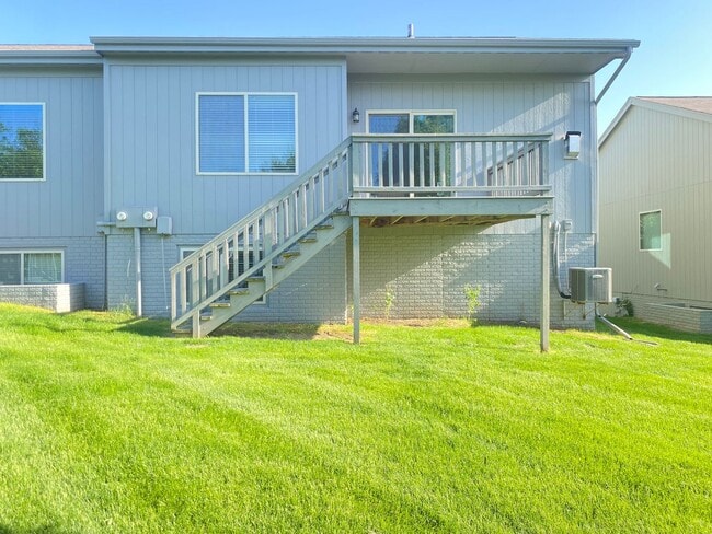 Building Photo - COMING SOON - Available June 4, Gorgeously...