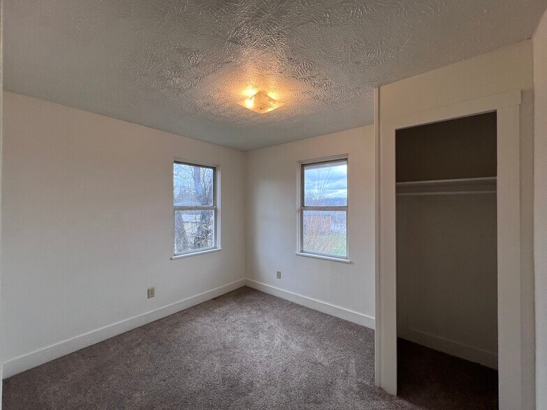 Building Photo - 610 Short St