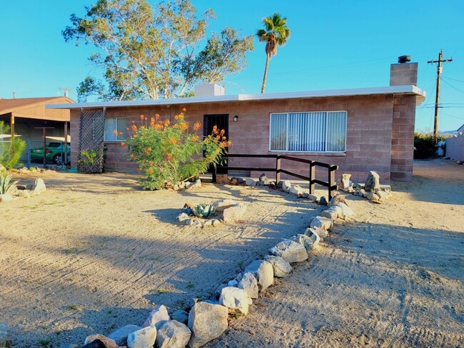 Primary Photo - Eclectic 2 Bedroom 1 Bathroom Home