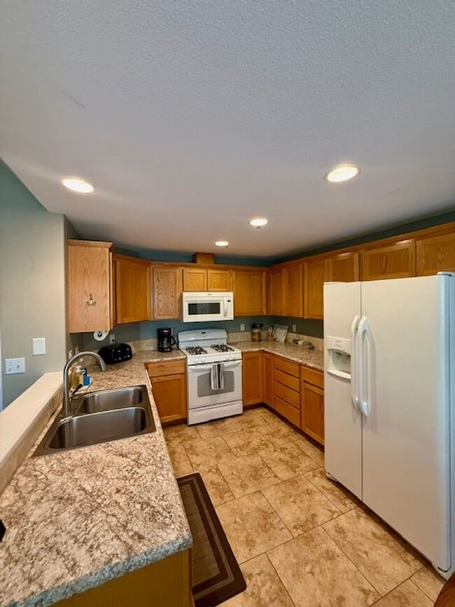 Building Photo - Lovely 3 Bedroom Single Level home with St...
