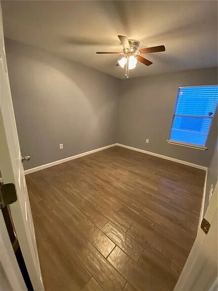 Building Photo - Room in House on Dittmar Oaks Dr