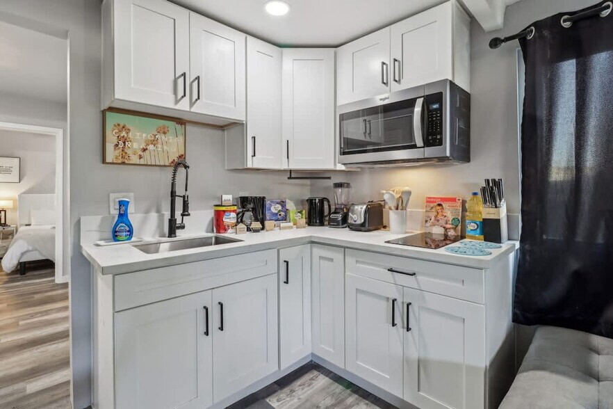 Building Photo - 609 Carlsbad St