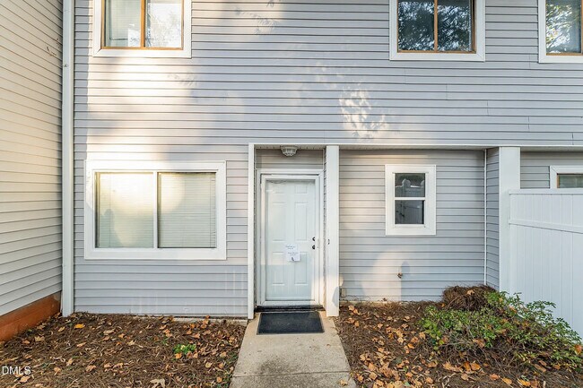 Building Photo - Room in Townhome on Sandy Creek Dr