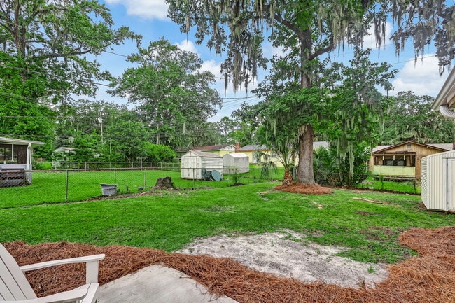 Building Photo - 2212 N Parkwood Dr