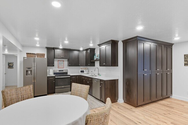 Building Photo - 6 bed; 3 bath single family home in Enoch