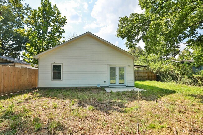 Building Photo - For Lease | 3 Bed, 2 Bath |1,350 Sq Ft |Tr...