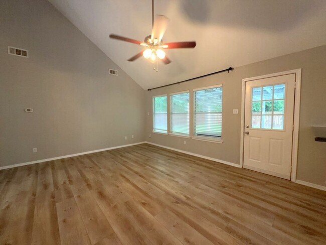 Building Photo - 2106 Lexington Woods Dr