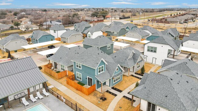 Building Photo - 10115 Conover Cmns Cir