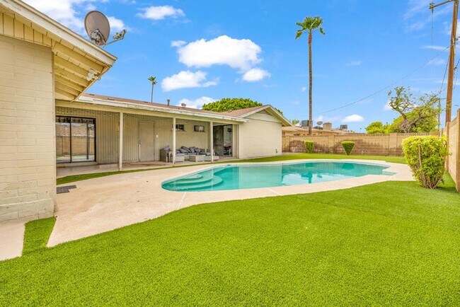 Building Photo - ASU 5 BEDROOM/ 2 BATH WITH POOL!!