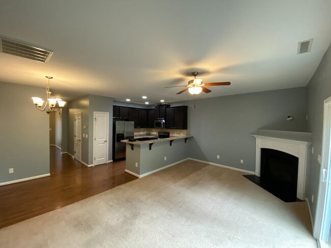 Building Photo - Like-New Townhome in Prime SW Durham Location!