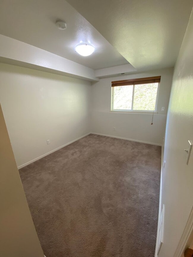 Building Photo - 3 Bed / 2 Bath / 2 Car Garage Townhouse in Eagle River has views for days!!