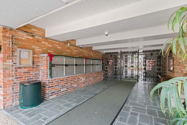 Building Photo - Chic 1-Bed Oasis with Pool & Walk-In Closets in Central San Antonio – $975/mo