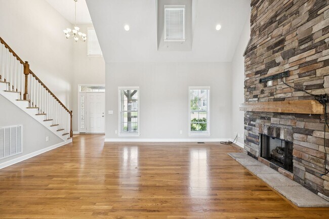 Building Photo - Welcome home to this beautifully maintaine...