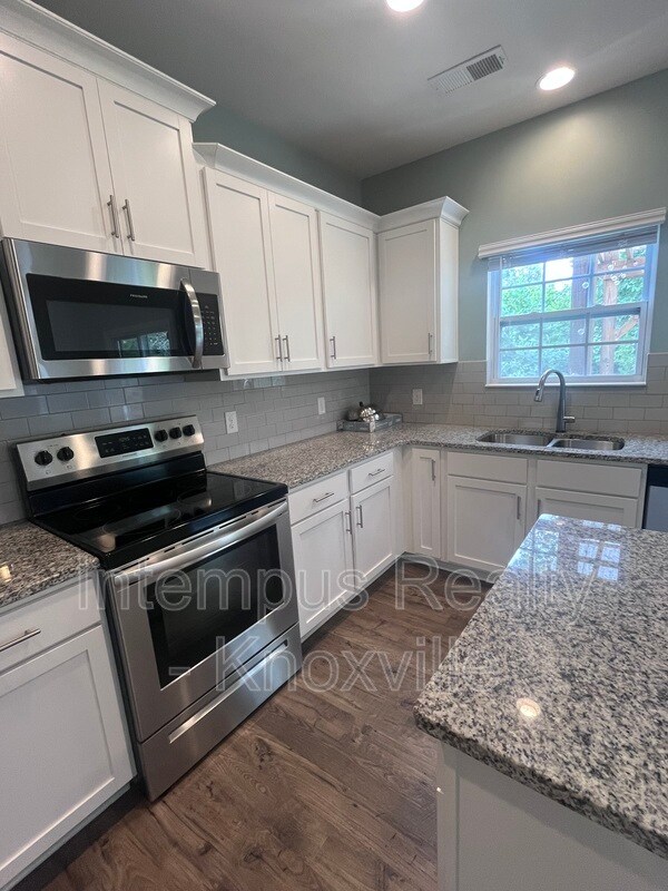 Building Photo - 5469 Calvert Ln