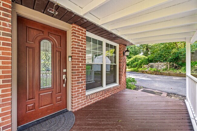 Building Photo - 25 E Pennsbury Way