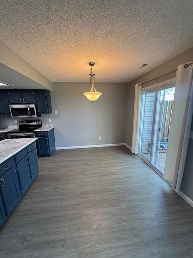 Building Photo - 7045 Thamesford Dr
