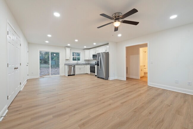 Building Photo - 517 W Cemetery St