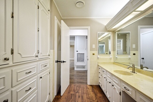 Building Photo - 671 W Merriweather St