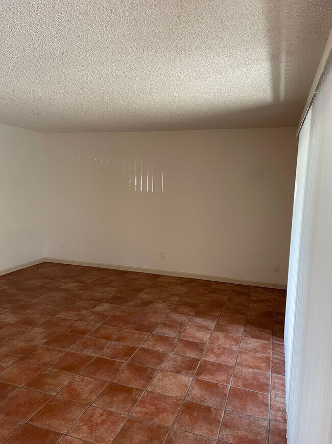 Building Photo - Bright and Charming 3 Bedroom 2 Bath Condo with Patio and A/C!