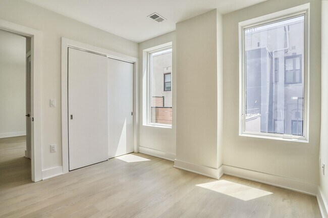 Building Photo - 303 Madison St
