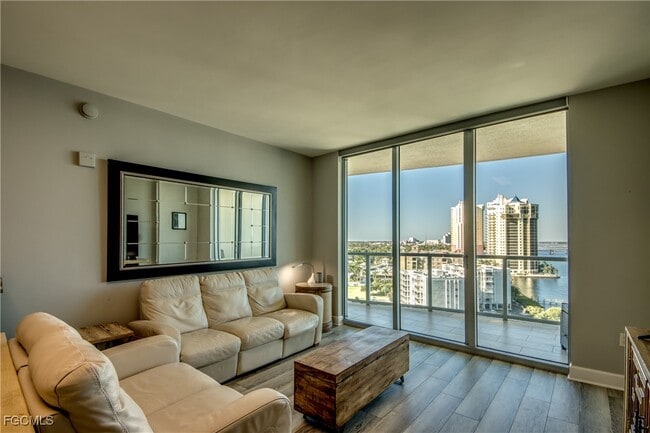 Building Photo - 3000 Oasis Grand Blvd