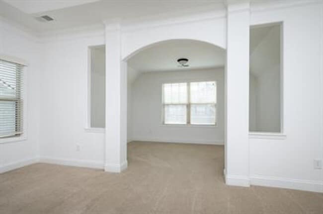 Building Photo - Stunning 4/3 Available Now!