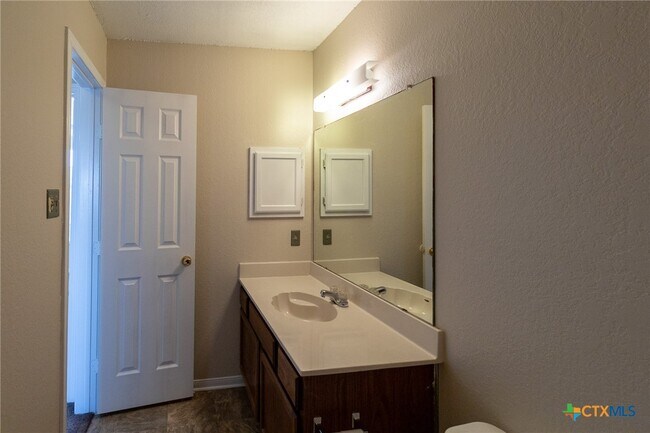 Building Photo - 2701 Woodlands Dr