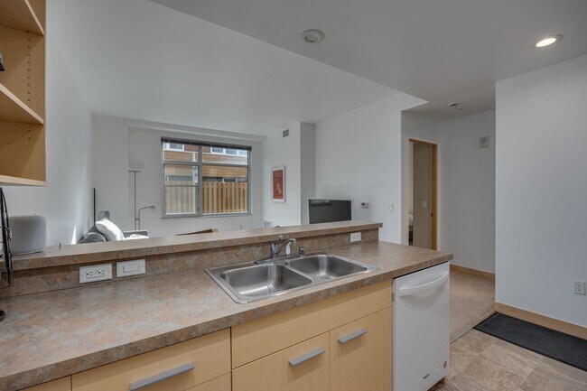 Building Photo - 309 W Washington Ave