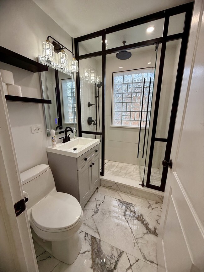 Building Photo - 6436 S Lamon Ave