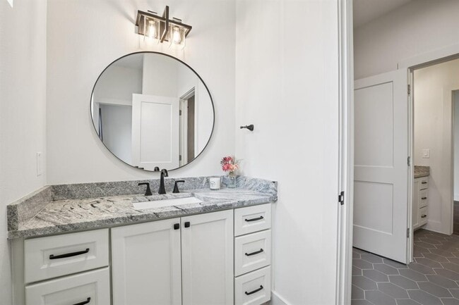 Building Photo - 6902 Northeast Dr