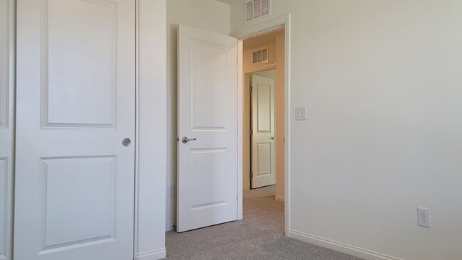 Building Photo - 5-Bed, 3-Bath Home in Spectrum Falls