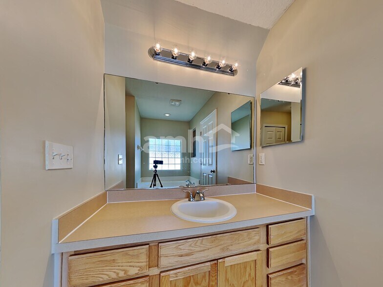 Building Photo - 86106 Knotted Oak Way