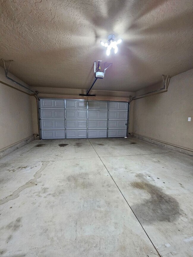 Building Photo - (3) Bed/(2) Bath in SW Moore Avail Early June!