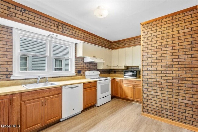 Building Photo - 4 Edison Ave