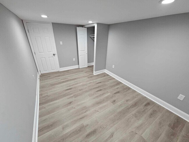 Building Photo - COMING SOON-4 Bedroom Townhouse in Essex