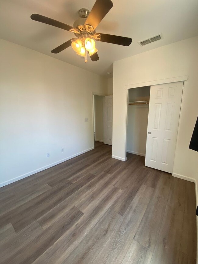 Building Photo - AVAILABLE NOW! Beautiful 3 bedroom 2 Bath ...
