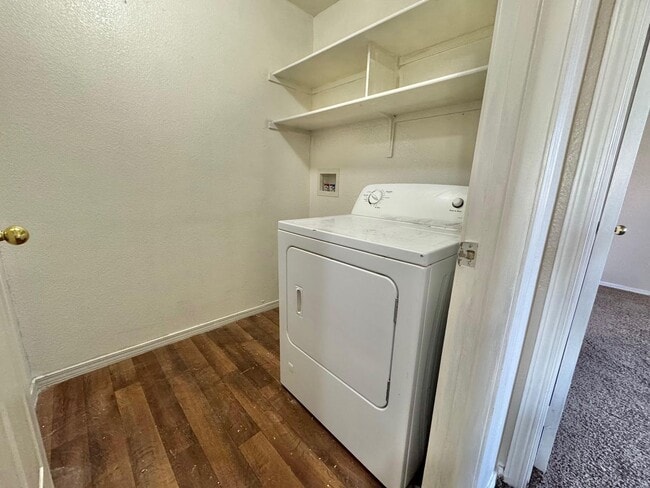 Building Photo - **BEAUTIFUL 3 BEDROOM, 2 BATHROOM DOWNSTAI...