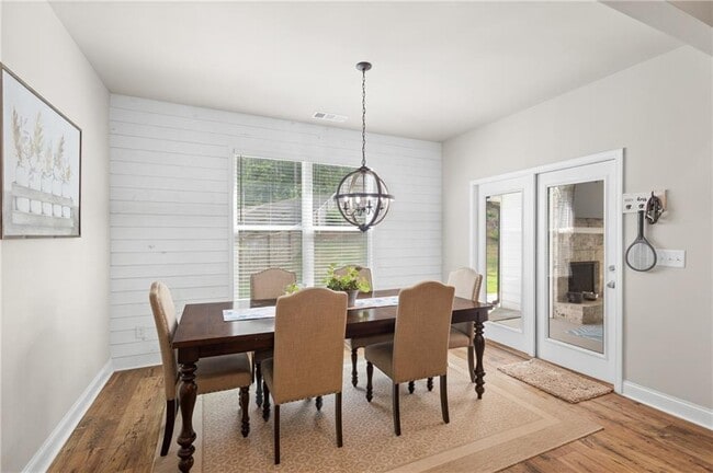 Building Photo - 2121 Charmond Dr