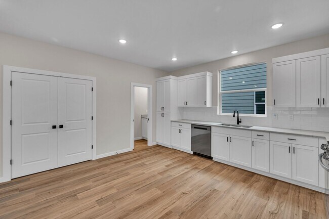 Building Photo - Move In Special Up to 3 Months Free- Newbe...