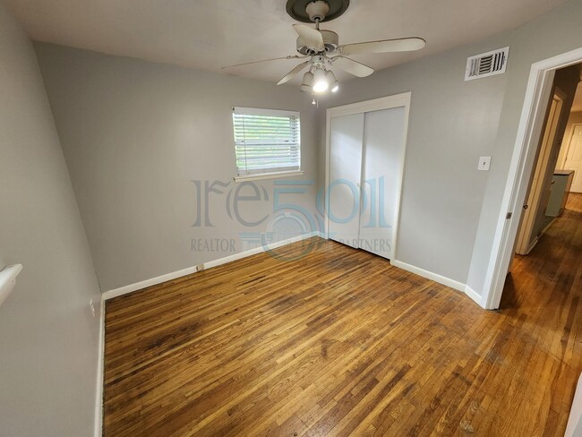 Building Photo - Wonderful 3BR/1.5BA Just a few blocks away...