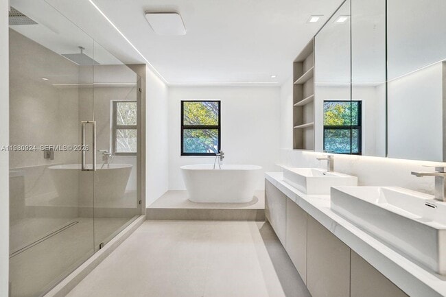 Building Photo - 4100 E Gardenia Ave