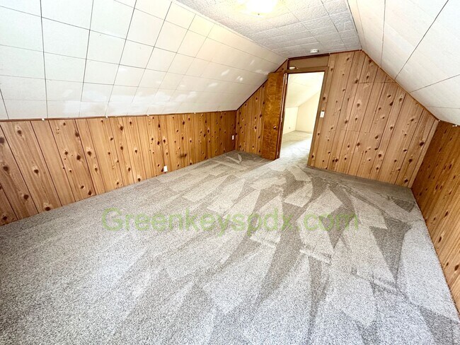 Building Photo - 3-Bedroom, 2-Bathroom House with Attached Garage and Workshop Near Belmont and SE 45th