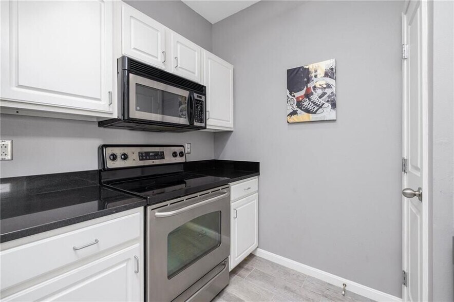 Building Photo - 1000 Providence Pl