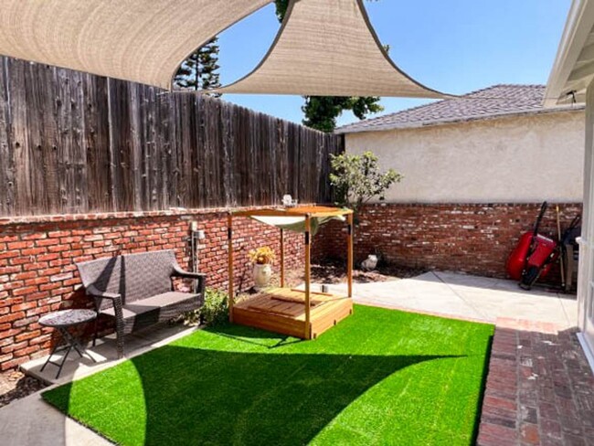Building Photo - EASTSIDE BUNGALOW LONG BEACH