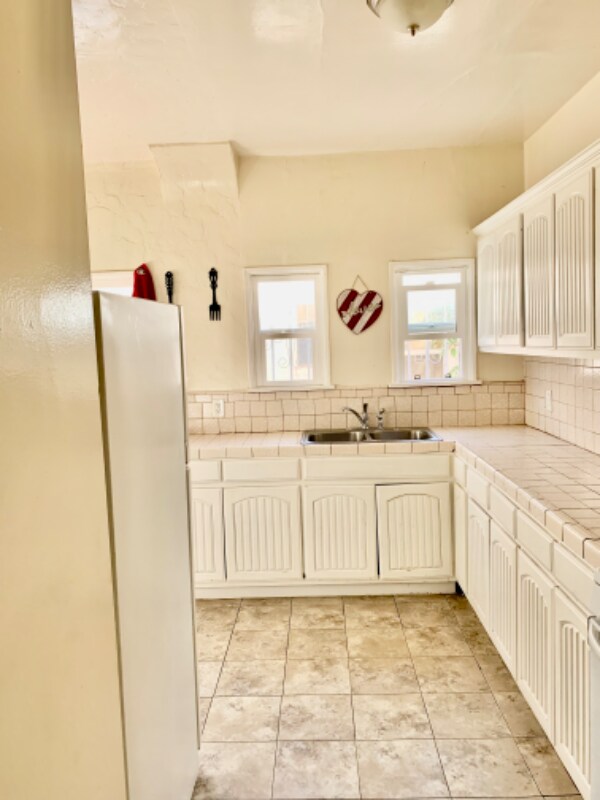 Building Photo - 1022 W 64th St